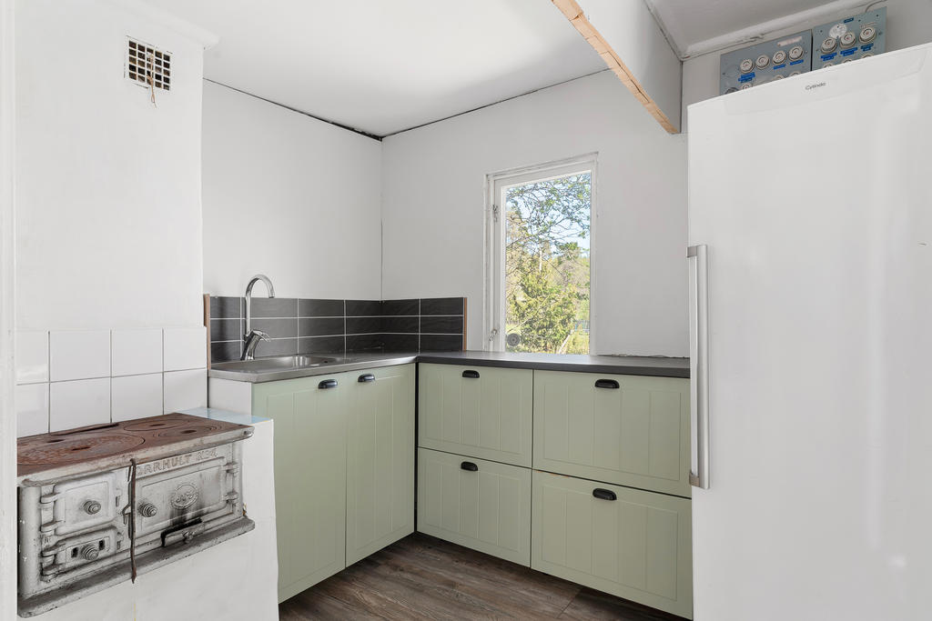 Kök med kylskåp och ved-spis