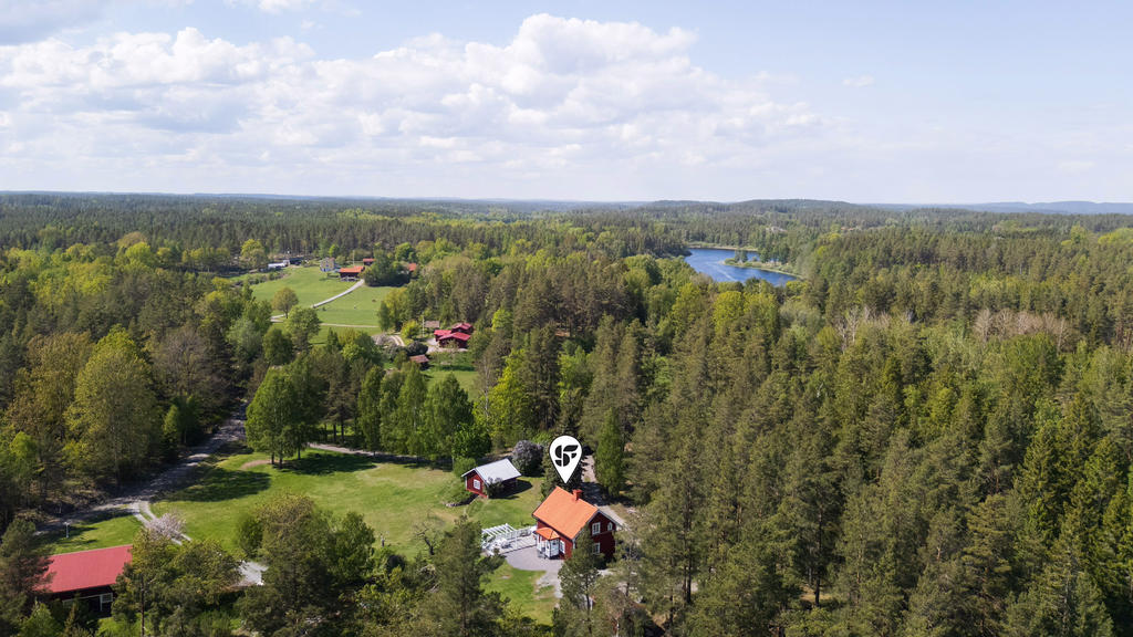 Här bor du omgiven av skog, bär- och svampskogar samt vackra vandrings- och cykelleder. Precis nedanför fastigheten passerar Tjustleden, och i närområdet finns flera sjöar med möjlighet till både bad och fiske.