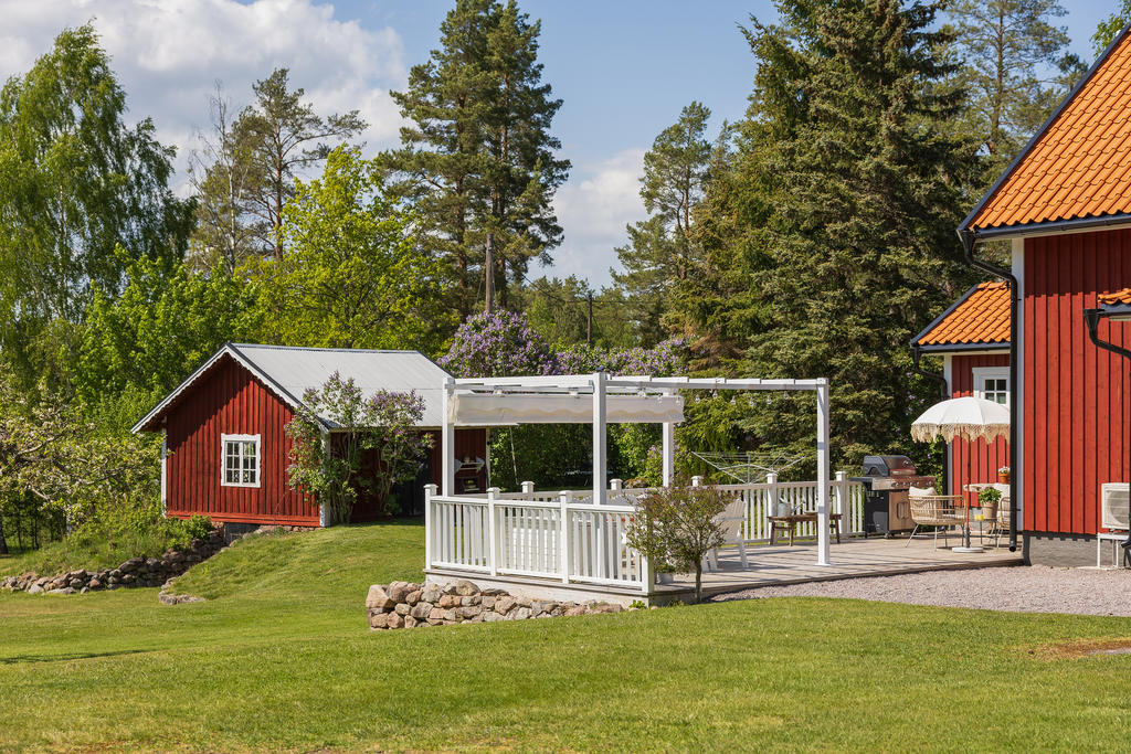 På den generösa tomten om 8195 kvadratmeter finns det gott om utrymme för avkoppling, lek och fina odlingsmöjligheter.