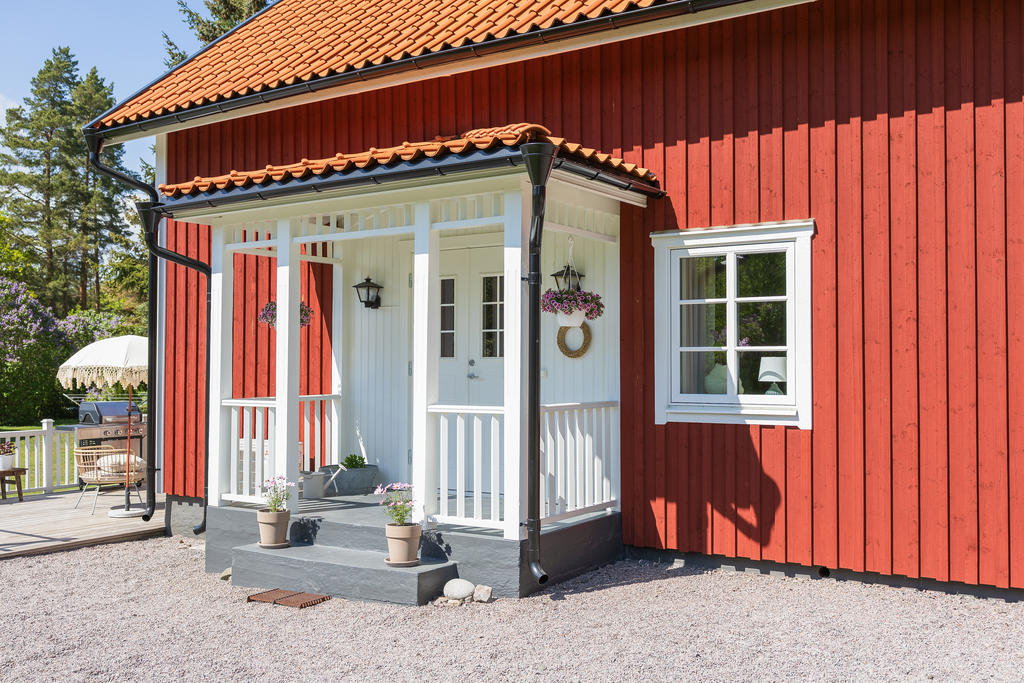 Detta är ett hem som passar lika bra som permanentbostad som fritidshus – varmt välkommen att uppleva denna idyll på plats!
