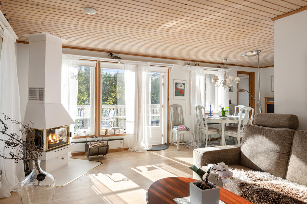 Härligt vardagsrum med utgång till altanen