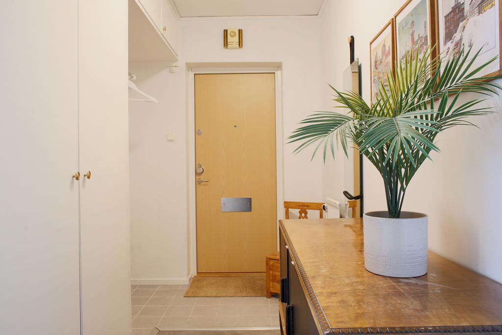 Ingång till hall med klinker närmast entrén 