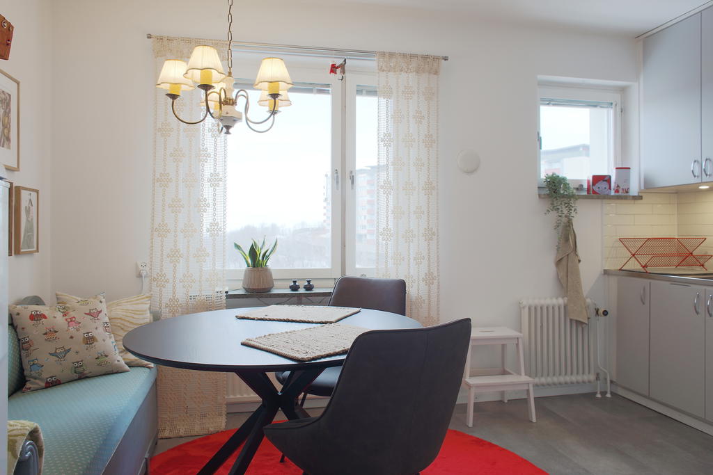 Trevligt kök med plats för matbord