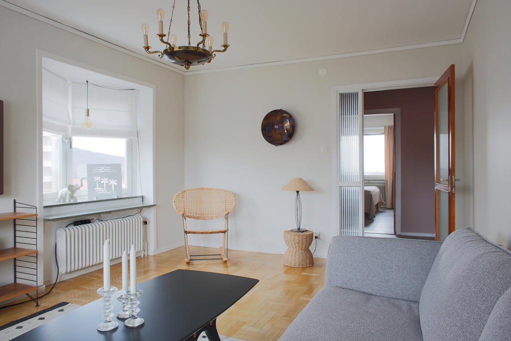 Fint burspråk med härligt ljusinsläpp i vardagsrummet 