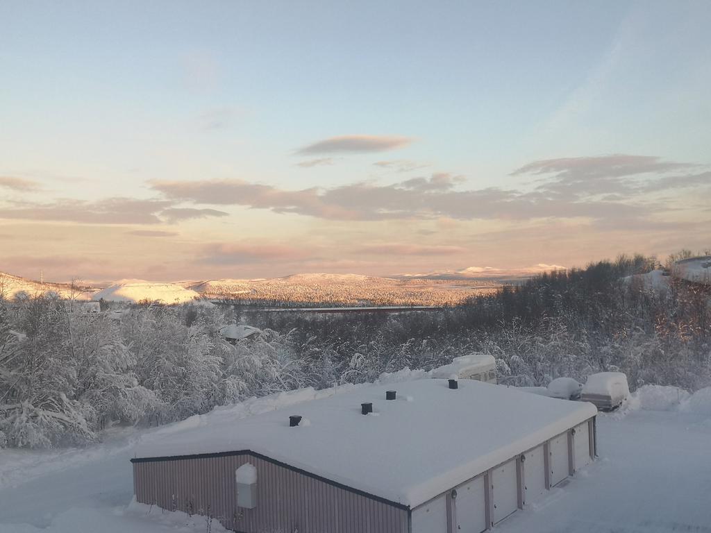 Utsikt från kök och sovrum vintertid