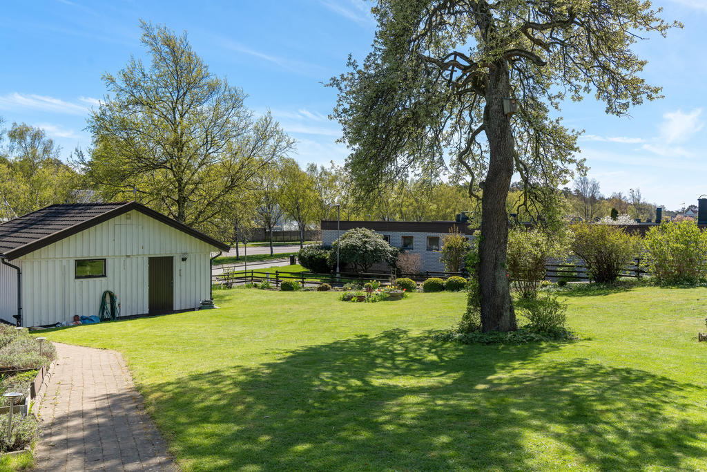 Praktiskt dubbelgarage och gott om förvaringsmöjligheter