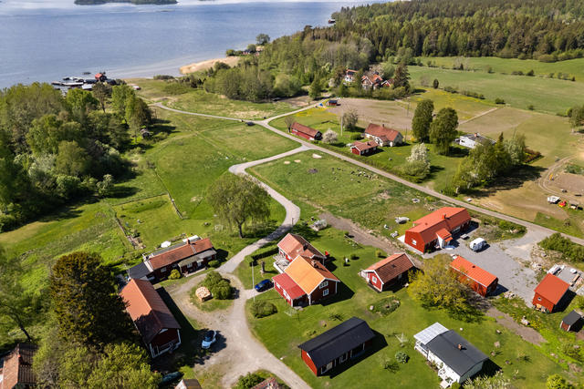 Fastigheten är nära vattnet i en mysig by