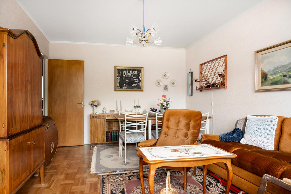 Vardagsrum med plats för såväl matgrupp som soffhörna.