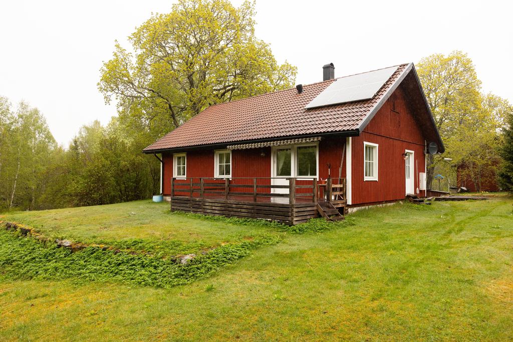 Husets baksida med uteplats