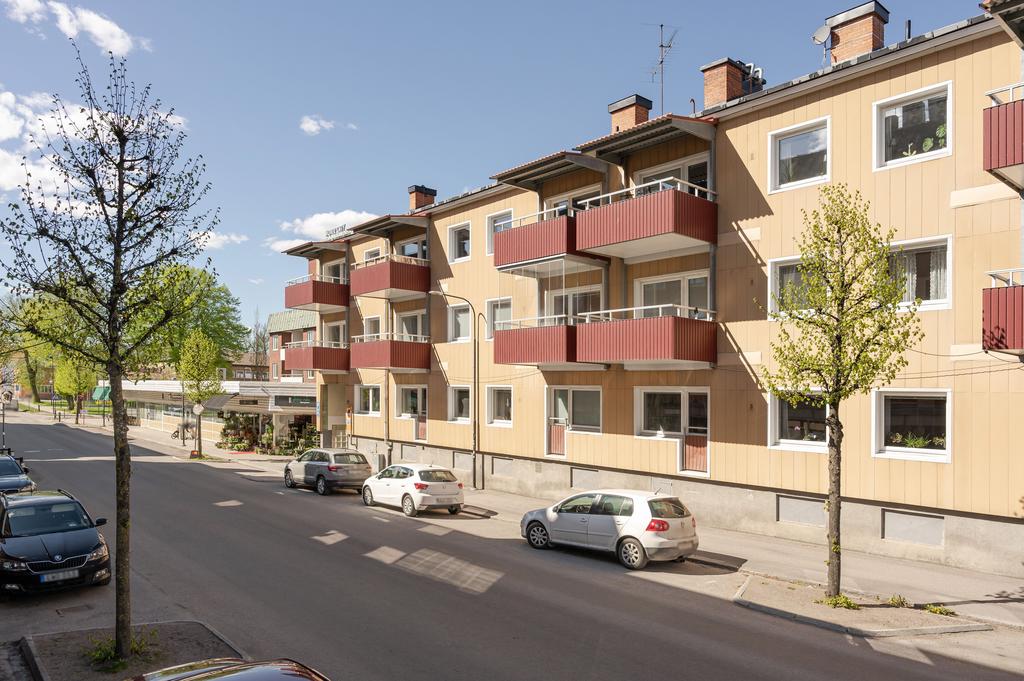 Balkong mot Storgatan, centralt läge nära tågstationen