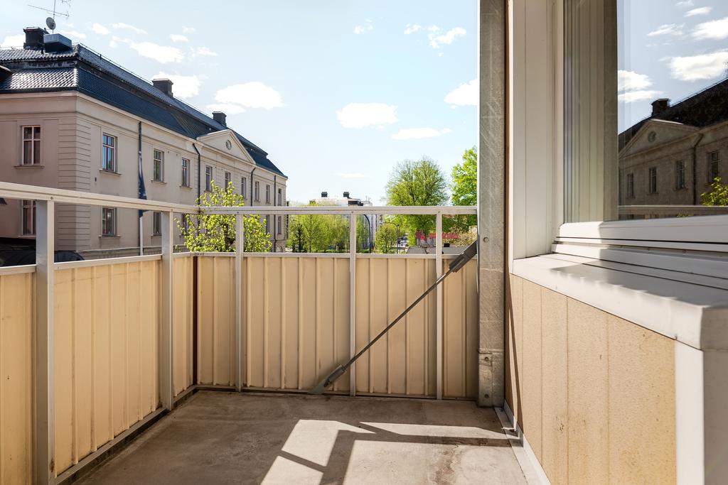2:a våningen med balkong mot Storgatan