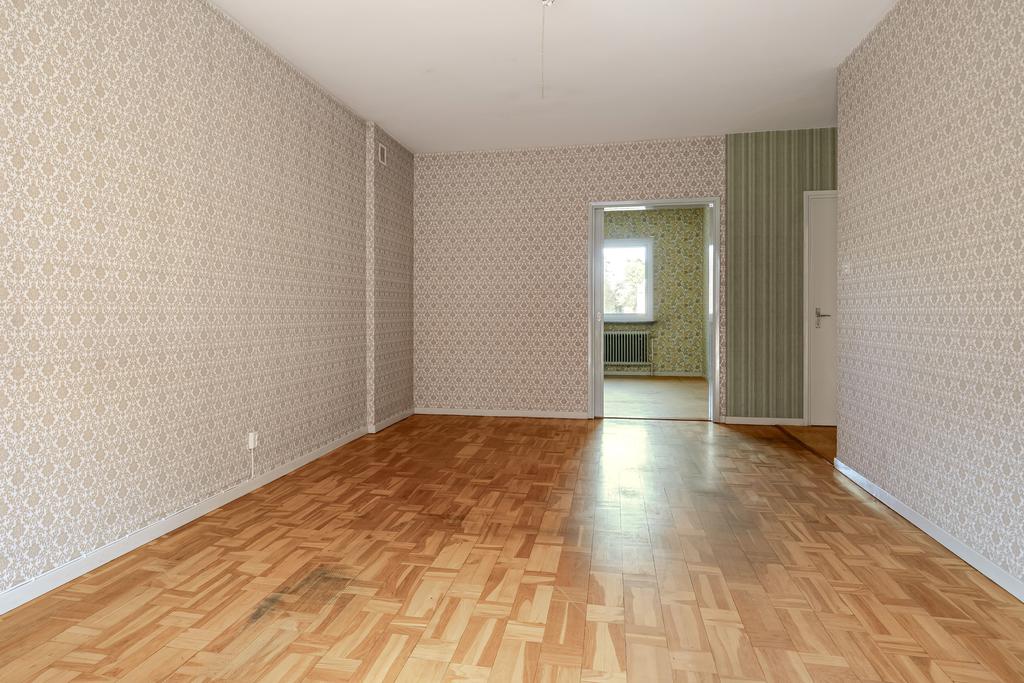 Vardagsrummet nås från hall och det stora sovrummet