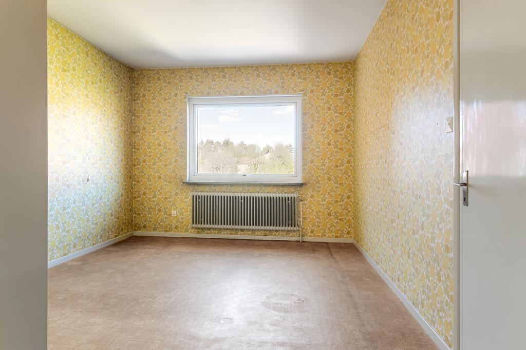 Sovrum 3, med dörr till vardagsrum och från gången mot köket