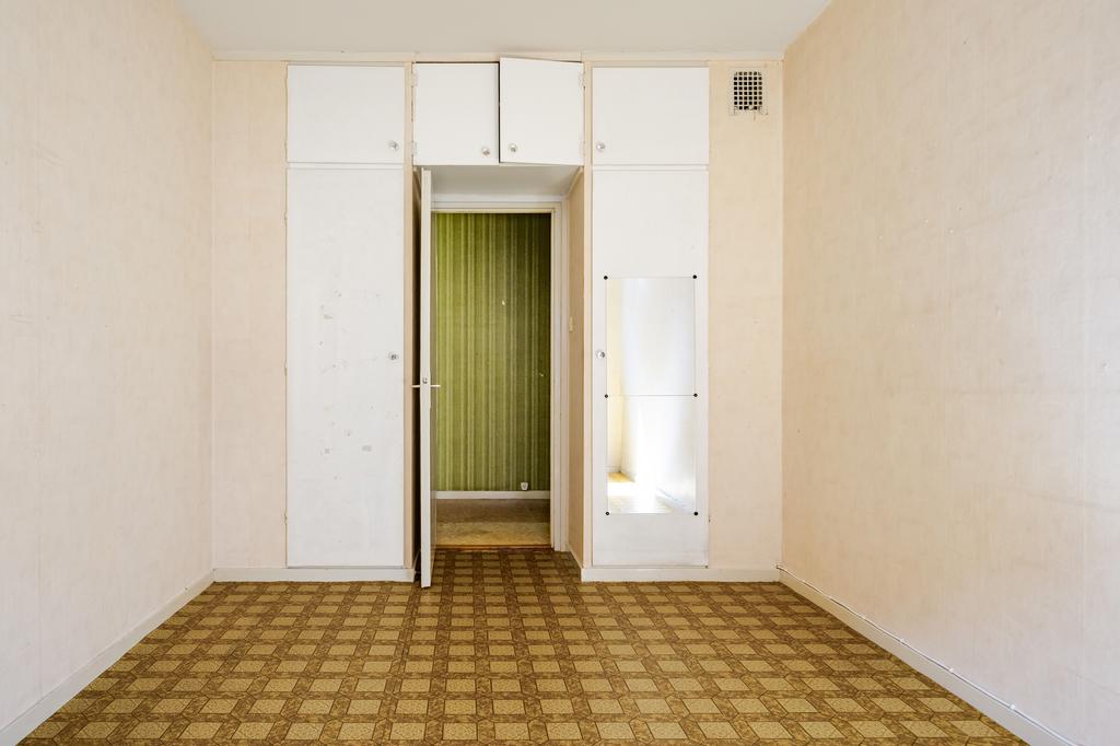 Sovrum 1 med ingång från hallen