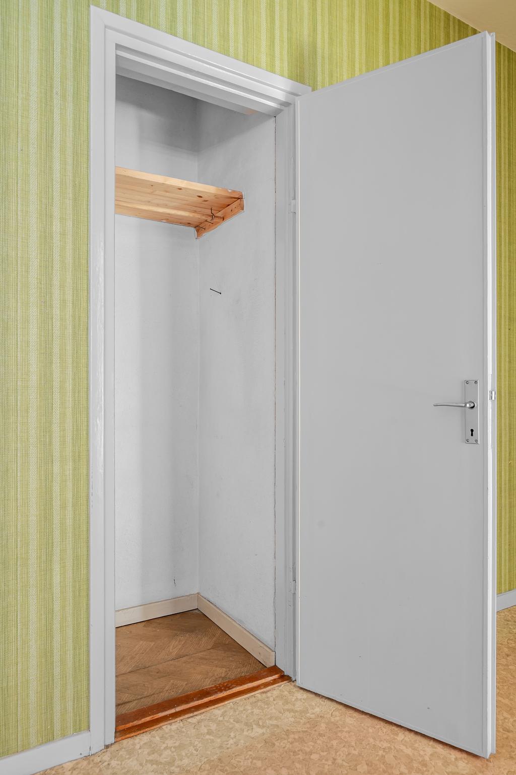 Klädkammaren nås från hallen