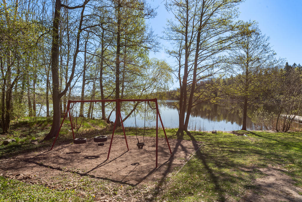 Natur och lekmiljö vid Sandbanken badplats