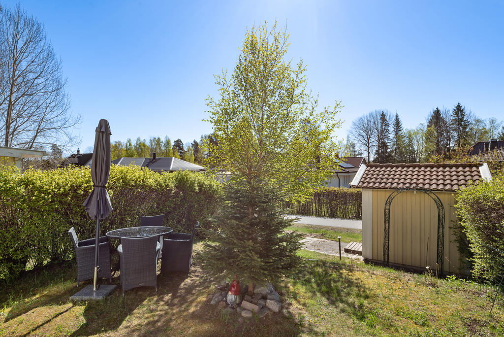 Tomten på baksidan där också förråd finns.
