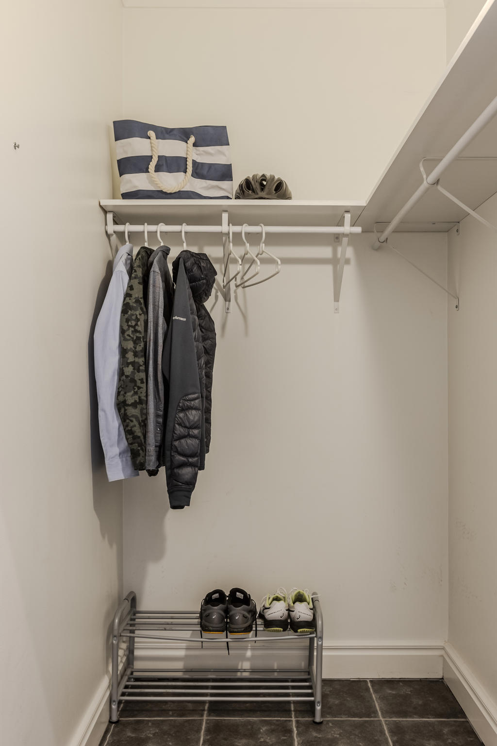 Klädkammare i anslutning till entrén