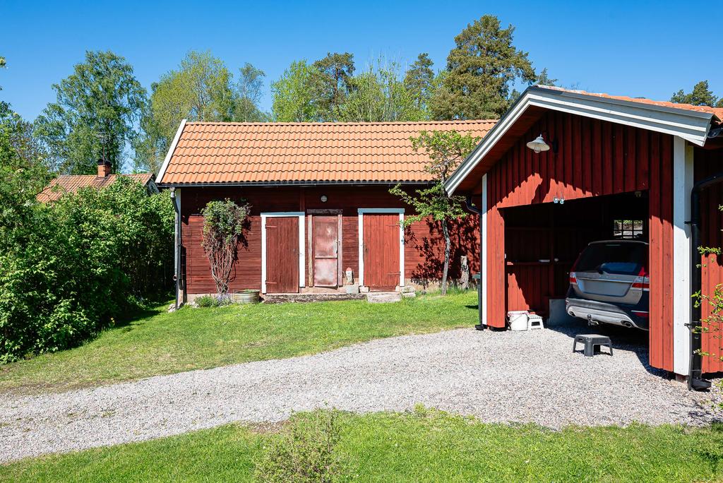 Uthus och carport