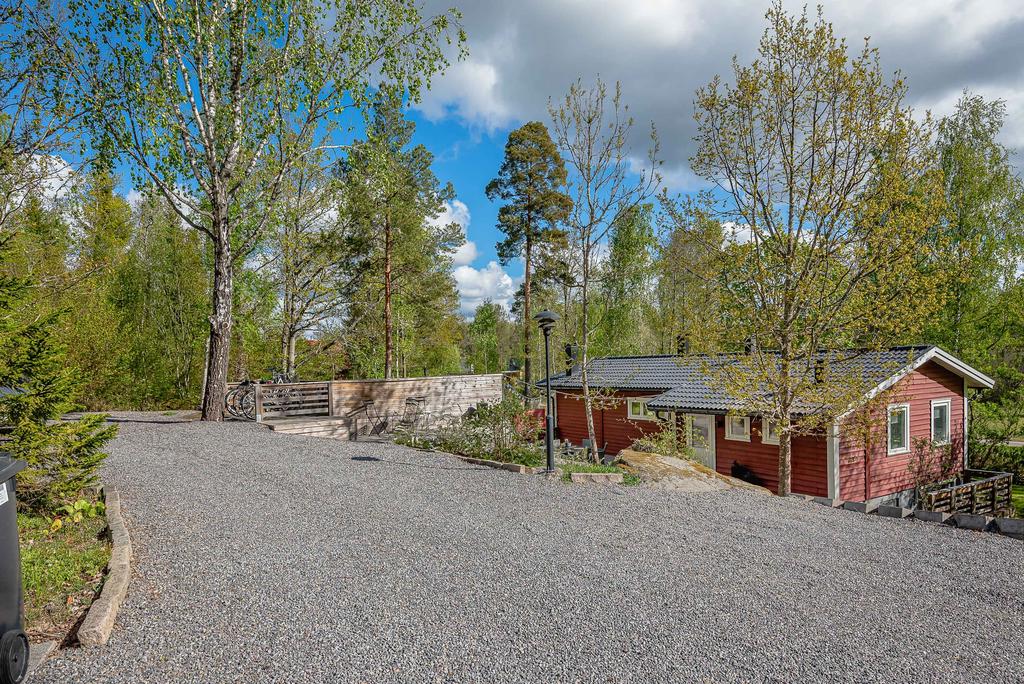 Stor paarkering med elbilsladdare