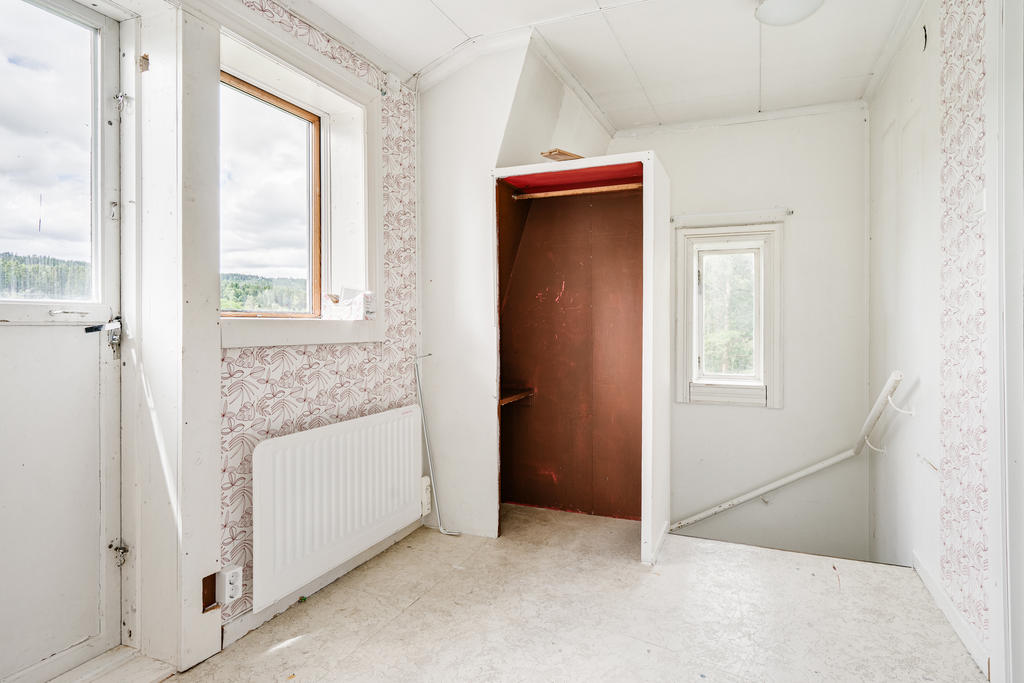 Övre hall. Utgång till balkong. 