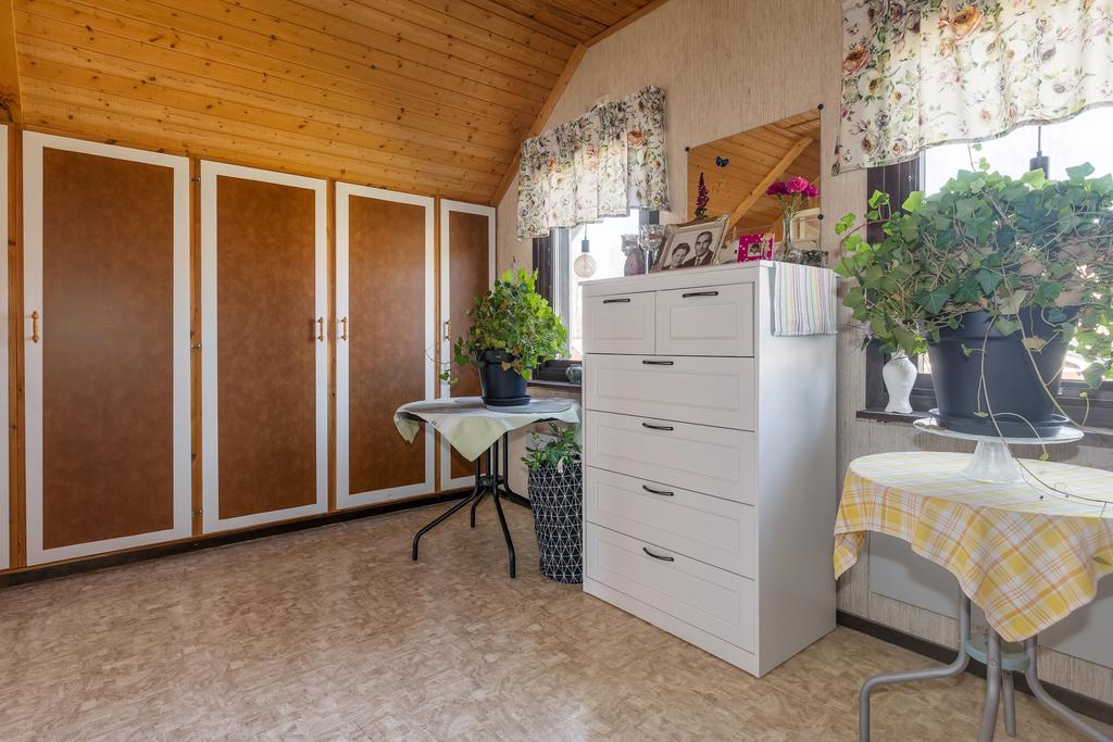 Sovrum 4 med garderober  