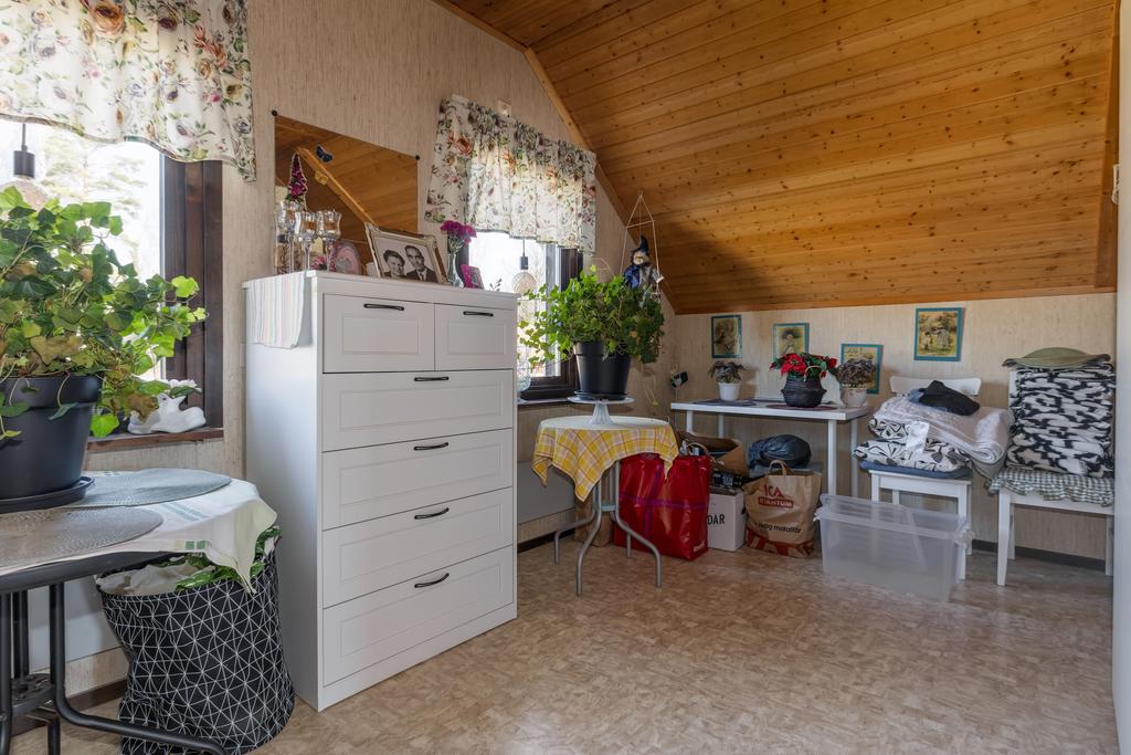 Sovrum 4 med garderober på  övervåning