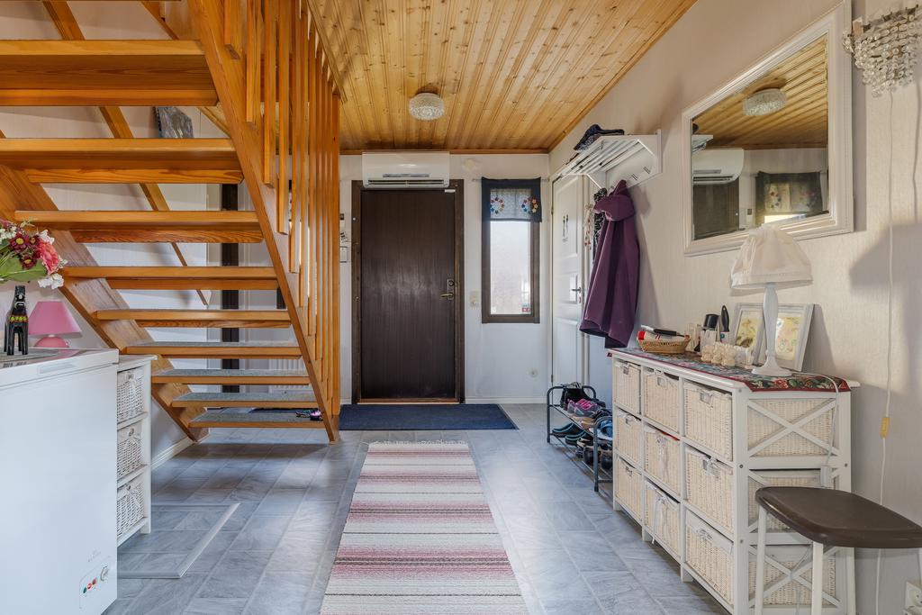 Rymlig hall med plats för avhängning