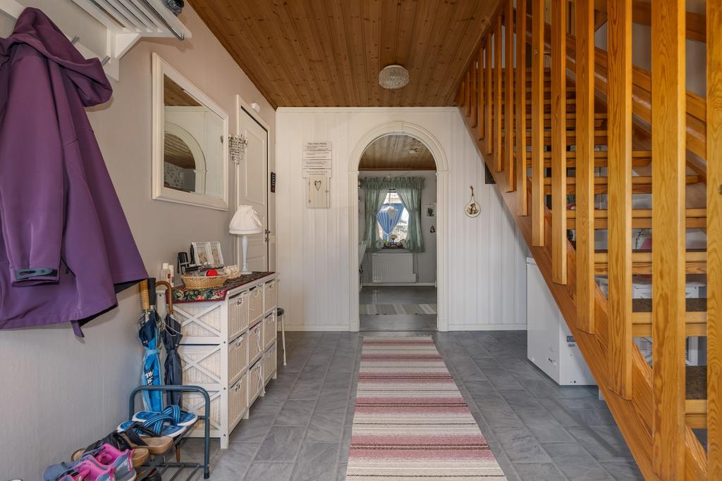 Hall mot kök, klädkammare till vänster.