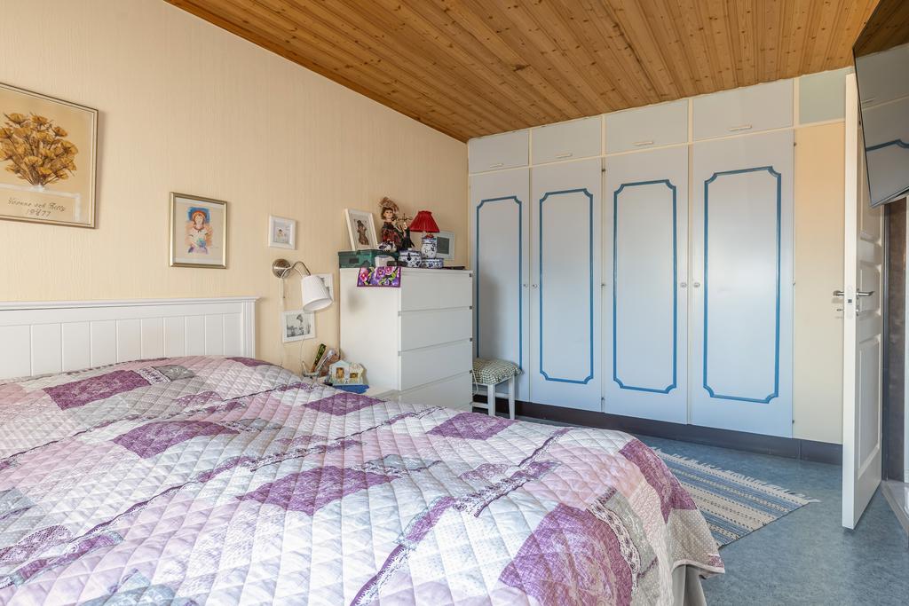 Sovrum 1 med garderober