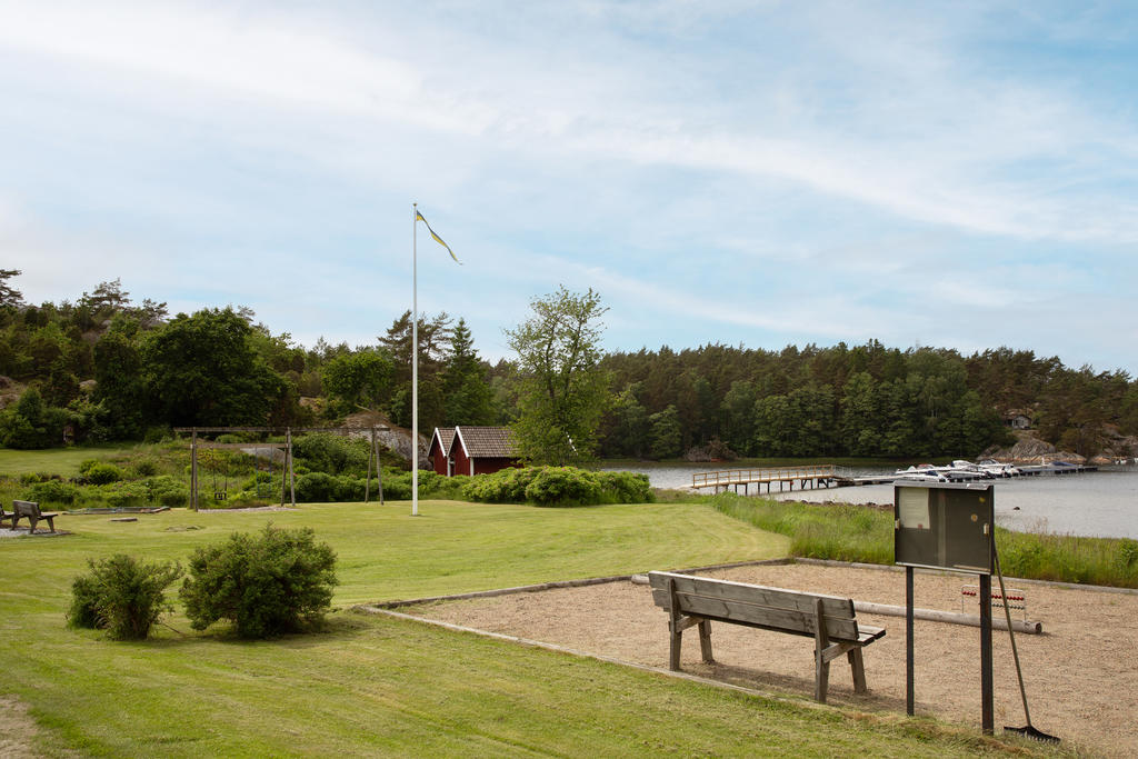 Lekplats med gungställning och sandlåda strax intill boulebanan