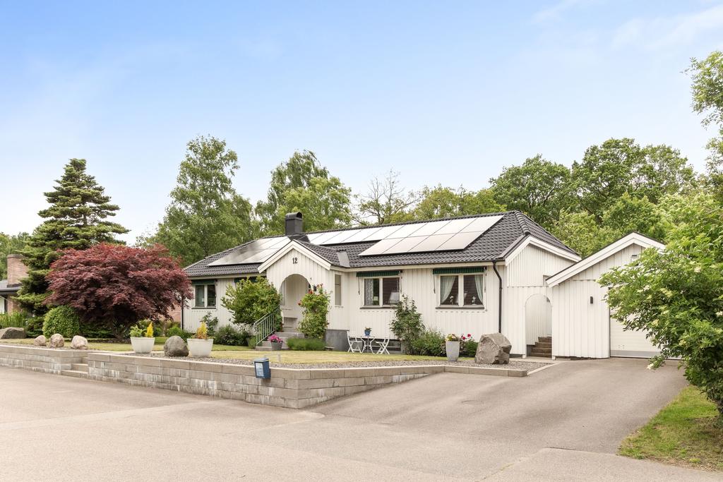 1-plansvilla med källare, garage och lättskött trädgård.