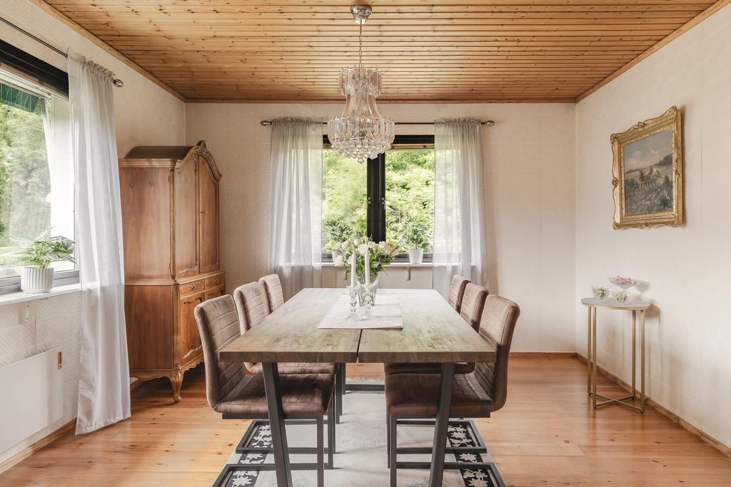 Rymlig matplats med plats för större sällskap.
