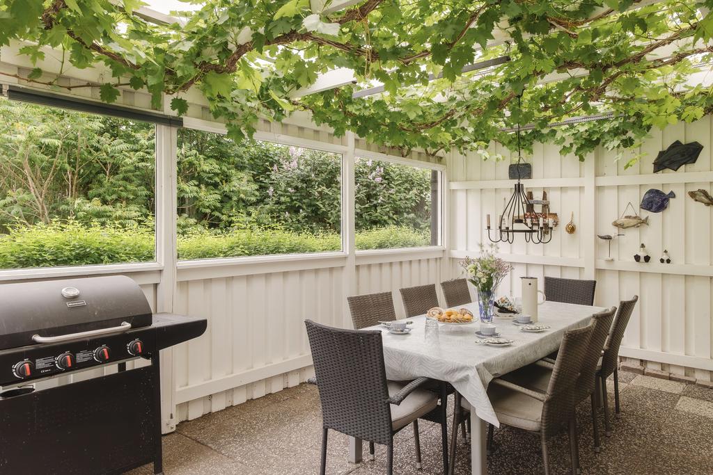 Uterum med plats för måltider och umgänge under sommarhalvåret.
