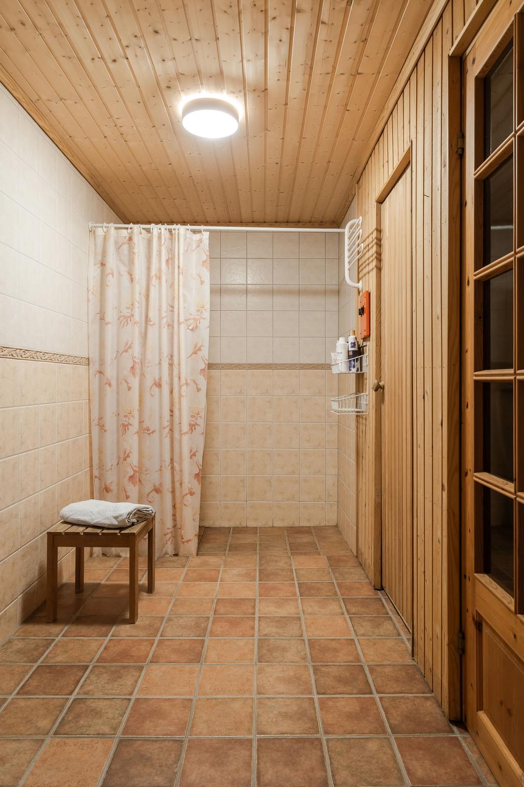 Helkaklat duschrum intill bastun – en praktisk och trivsam lösning för både vardag och avkoppling.