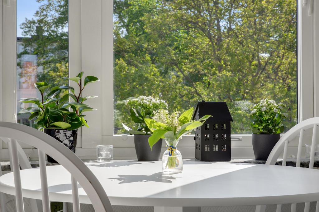 Från matplatsen kan du njuta av utsikten över den lugna och grönskande innergården