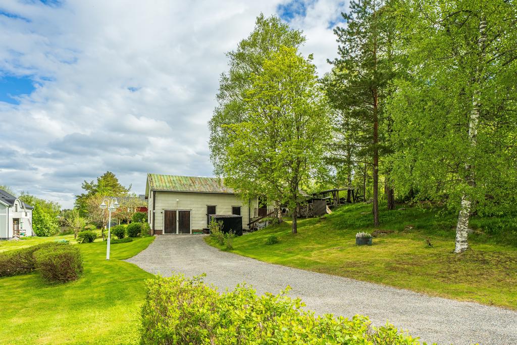 Väl tilltagen infart, här får både familj och vänner plats!  