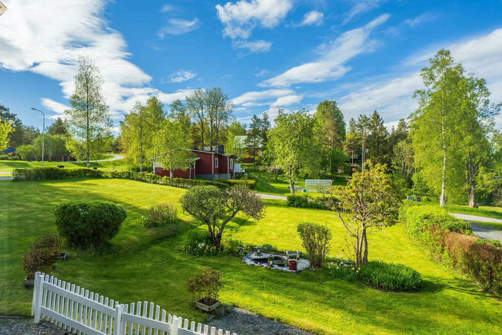Vacker trädgård, här finns flera olika bärbuskar. 