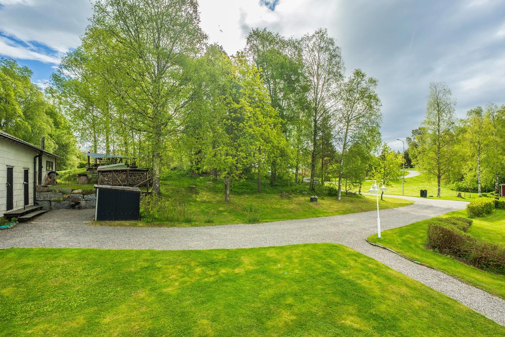 Skogsdel. 
Här är det enkelt att se framför sig barns lek och kojbyggen! 