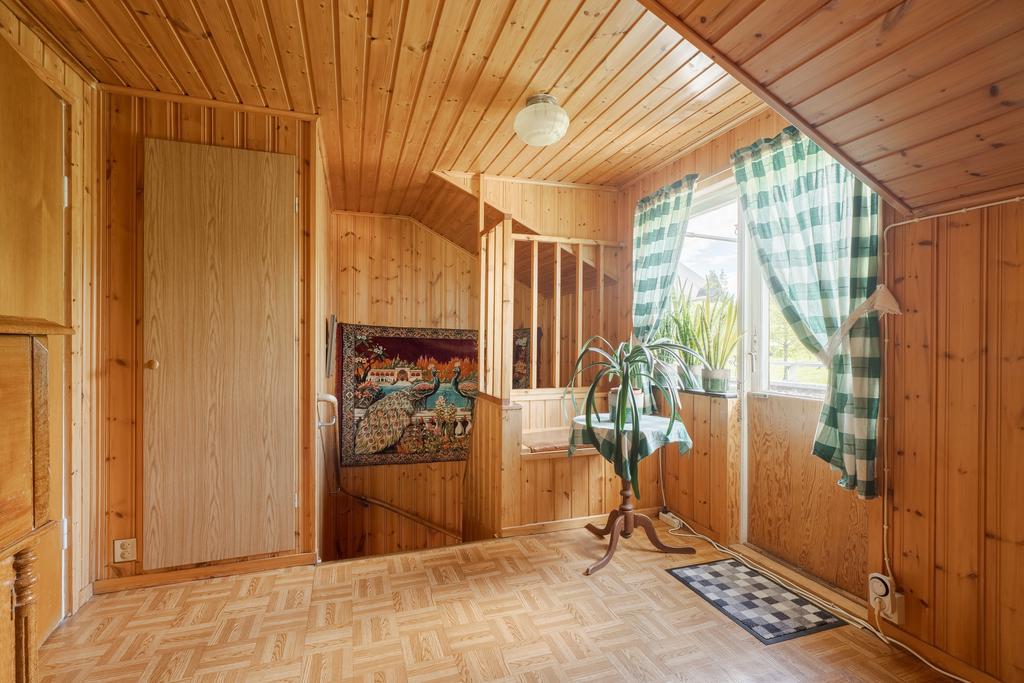 Övervåning, hall. Till vänster finns utgång till balkong. 
Till vänster finns ingång till sovrum.  