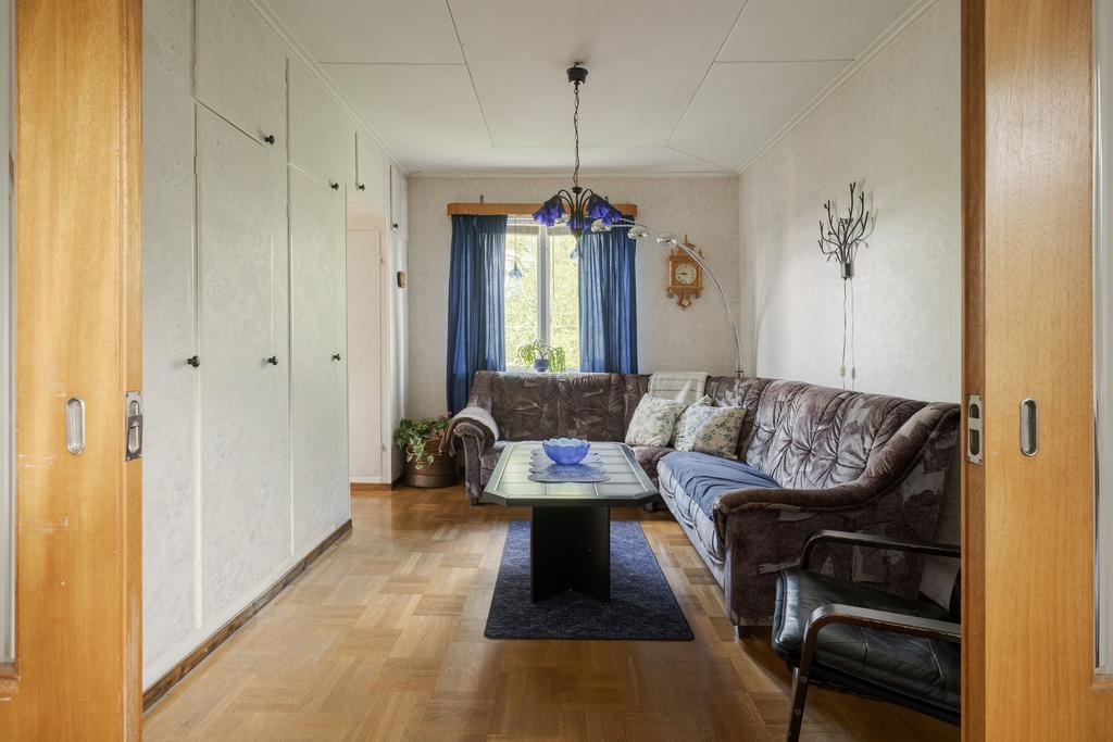 Första delen av vardagsrummet. Ingång från kök. 
Mycket smart platsbyggd förvaring. 