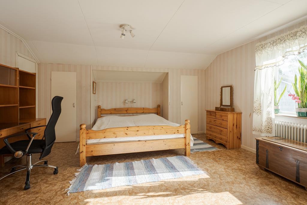 Sovrum med gott om förvaring. 
Till vänster finns dörr till förråd. Möjlig walk in closet! 