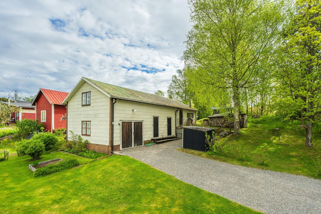 Garagedel och smedja. Här finns gott om förvaring samt snickeridel. 