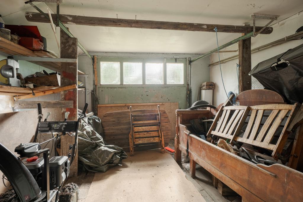 Garage, finns även ett till garage som öppnas med dubbeldörr i direkt anslutning till infart. 