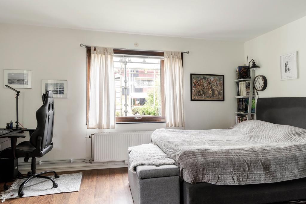 Här finns det gott om plats för dubbelsäng eller soffa.