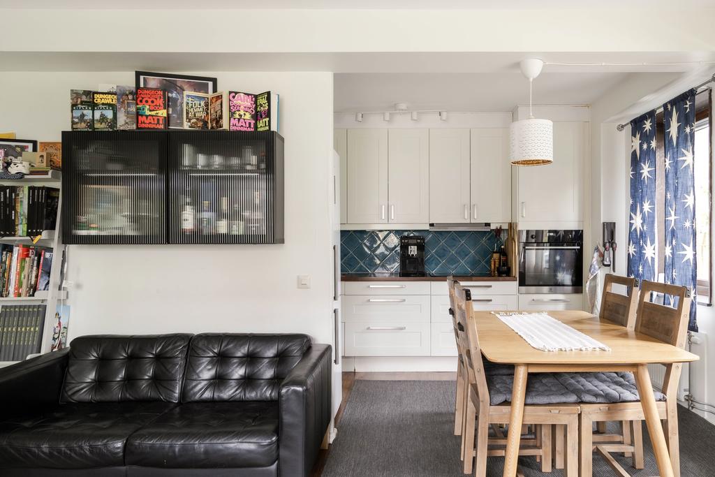 Kök med plats för matbord.