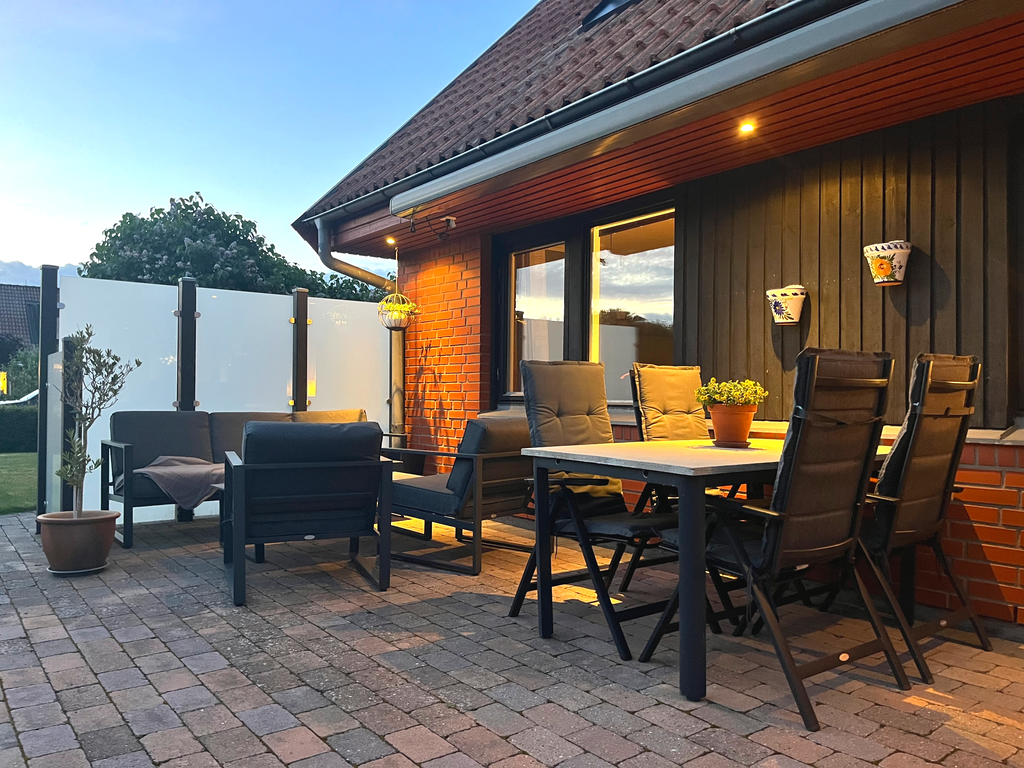 Mysigt kvällshäng under markis eller bar himmel!