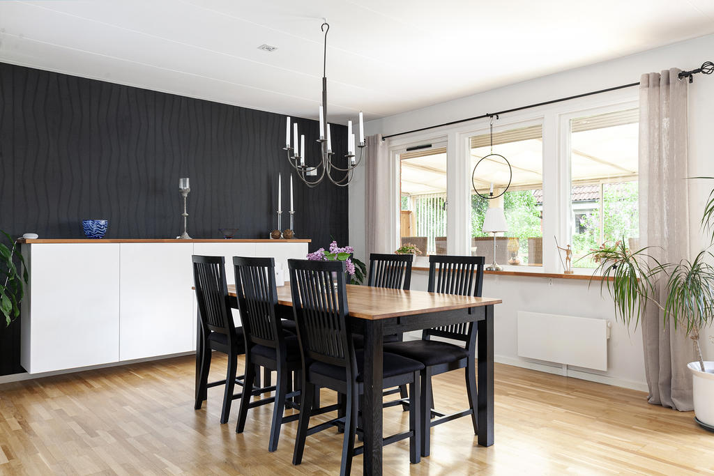 Matplats i öppen planlösning mot kök och allrum