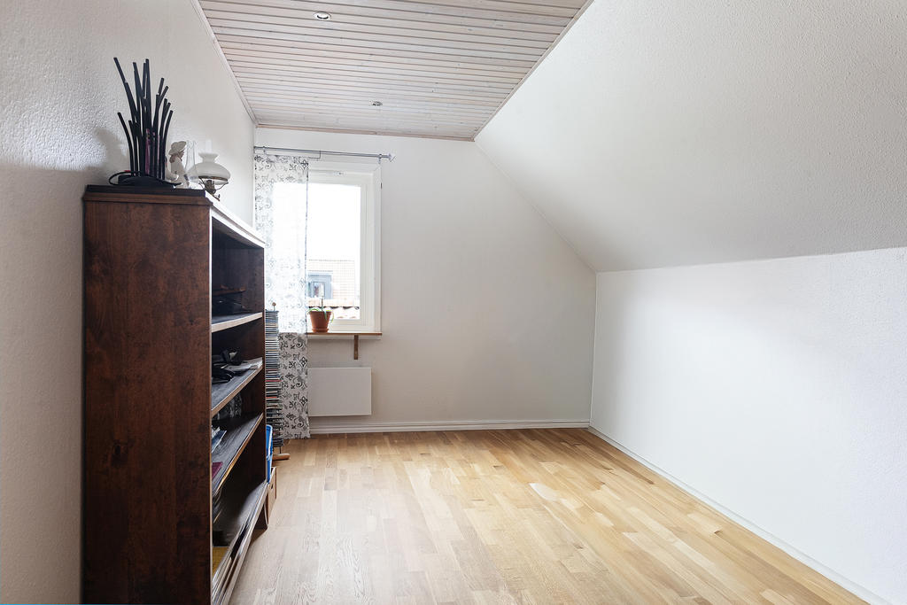 Ljust fint sovrum med takspots