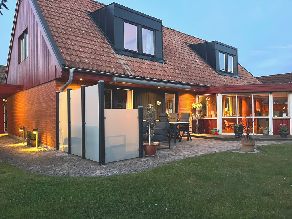 200 kvm + bl.a uterum, garage, förråd och carport!
